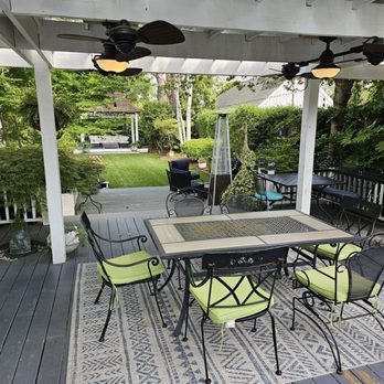 White Doe Inn - Breakfast patio - Bed & Breakfast Near Me - Manteo, North Carolina