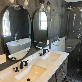 JE Remodeling Solutions - a bathroom with double sinks - General Contractors Near Me - Bothell, Washington JE Remodeling Solutions - a bathroom with double sinks - General Contractors Near Me - Bothell, Washington