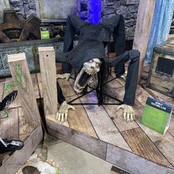Spirit Halloween Shop