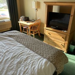 Country Inn of Hoyt Lakes - King bed w smallish TV, table
