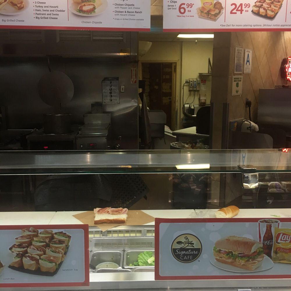 Vons - Deli counter (front) dishwashing sink (back) - Grocery Near Me - Reseda, California