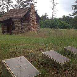 Pioneer's Cabin - Burgess Cabin - Small pioneer cemetery