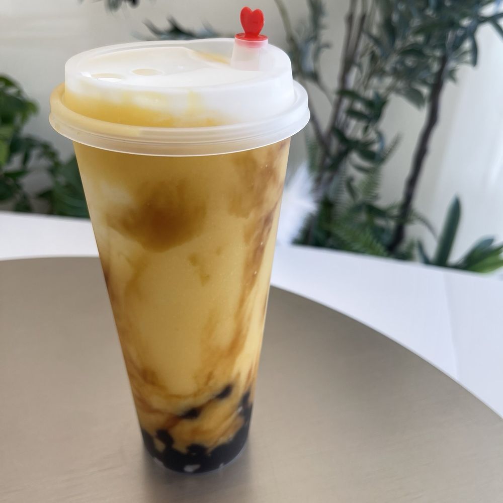 Mango yogurt tea with boba Mango yogurt tea with boba