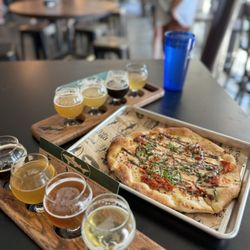 Dogfish Head Milton Brewery - Margherita pizza with flights