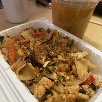 Basil Thai Restaurant - Drunken Noodles (w/chicken, hot) & Panang Curry (w/chicken, medium) - Thai Near Me - Honolulu, Hawaii