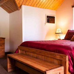 MH DodgePeakLodge BonnerFerry ID Guestroom KingSpa