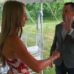 Magician Jon Finch - Jon Finch Magician in Indianapolis performs close up mingle magic for wedding guests