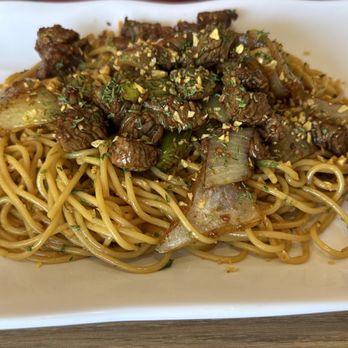 Alo Asian Kitchen - Garlic noodles with beef filet - Vietnamese Near Me - Laguna Niguel, California