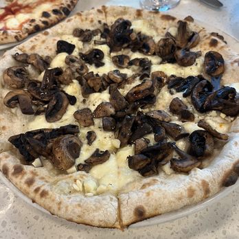 Del Lusso - Funghi pizza - Pizza Near Me - Carlsbad, California Del Lusso - Funghi pizza - Pizza Near Me - Carlsbad, California