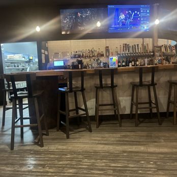 Beer City Bread - Nice empty bar, just for me! - Pizza Near Me - Grand Rapids, Michigan