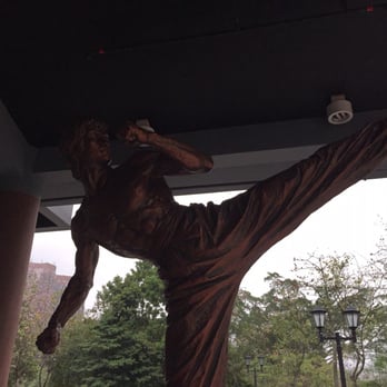 香港文化博物館 - Bruce Lee sculpture - Museums Near Me - Hong Kong, HK