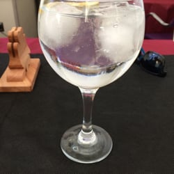 Trebol - Agua con gas, "parece un cacharro " dice el camarero.