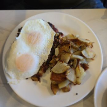 Blueberry Muffin - Hash with peppers, eggs & potatoes - Breakfast & Brunch Near Me - Indialantic, Florida