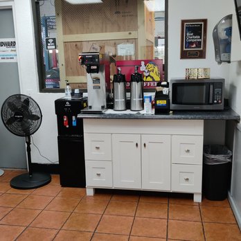 Windward Hyundai - Inside of the lounge - Auto Repair Near Me - Kaneohe, Hawaii Windward Hyundai - Inside of the lounge - Auto Repair Near Me - Kaneohe, Hawaii