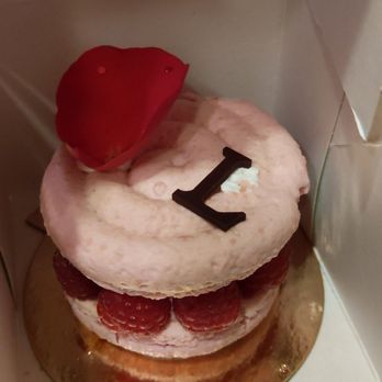 Ladurée Glendale - Saint honore rose - Desserts Near Me - Glendale, California