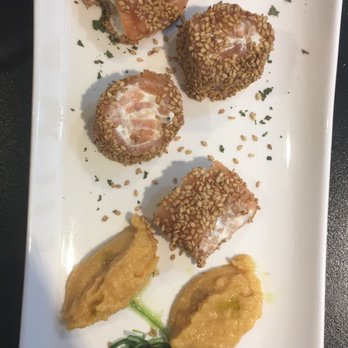 Muuu Tapelia - Falso sushi de salmón con humus y wakame - Spanish Near Me - Madrid, M Muuu Tapelia - Falso sushi de salmón con humus y wakame - Spanish Near Me - Madrid, M