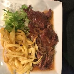 Le Bistrot de la Galette - Beef - undercooked and over oiled fries.
