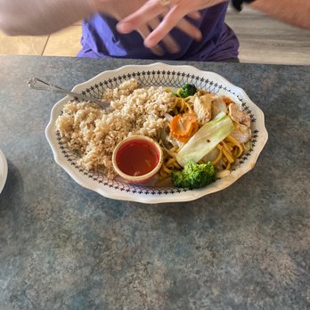 Sarocha Thai Restaurant - Lo Mein lunch special - Thai Near Me - Great Bend, Kansas