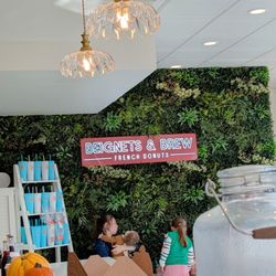 Beignets & Brew - Decor