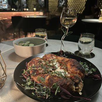 Ladies and Gentlemen - This Margerita Pizza was very good! - Cocktail Bars Near Me - Pasadena, California