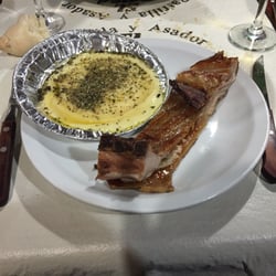 El Paisa - Segundo plato: provoleta y costillitas de lechón.