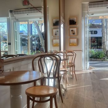 Bacio Di Latte - Seating area - Gelato Near Me - Woodland Hills, California