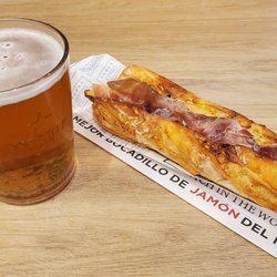 Enrique Tomas - The beer is a large mug! Makes the sandwich look small but it isn't. Lol