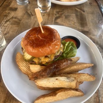 Bondhouse Kitchen - Bondhouse Signature Burger - New American Near Me - Baltimore, Maryland