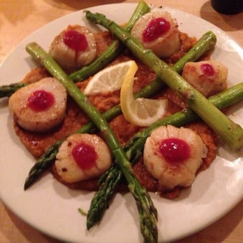 Kennebec Tavern - Scallops and asparagus over sweet potato mash with cranberry jalapeño sauce - New American Near Me - Bath, Maine