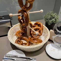 Hugo-Junkers-Lounge - Fresh Pretzels!
