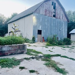 Sweet Honeymoon Winery - Barn area
