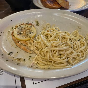 La Cocina - Pollo Ala Limon and a side of garlic bread - Mexican Near Me - Round Rock, Texas La Cocina - Pollo Ala Limon and a side of garlic bread - Mexican Near Me - Round Rock, Texas