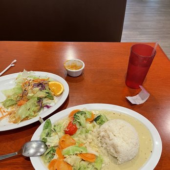 Three Sisters Park - Green curry and Thai green salad - Thai Near Me - Ephrata, Pennsylvania