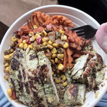 Quinoa Kitchen - Grilled Natural Chicken Breast Bowl - Juice Bars & Smoothies Near Me - Brooklyn, New York