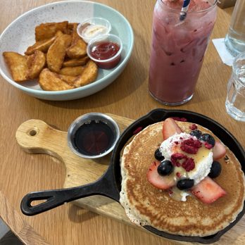 Bluestone Lane Rice Village Café - Lemon ricotta pancakes, potato wedges, beet latte - Coffee & Tea Near Me - Houston, Texas