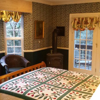 McCaffrey House Bed & Breakfast - The Evergreen room, the most popular room. Look at all the windows. - Hotels Near Me - Twain Harte, California