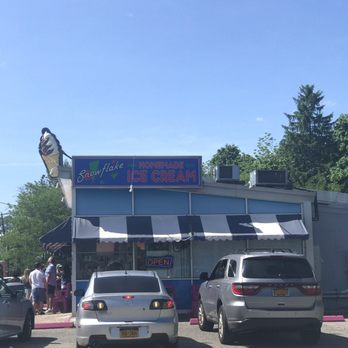 Snowflake Ice Cream Shoppe - Ice Cream shoppe from the parking lot - Ice Cream & Frozen Yogurt Near Me - Riverhead, New York Snowflake Ice Cream Shoppe - Ice Cream shoppe from the parking lot - Ice Cream & Frozen Yogurt Near Me - Riverhead, New York