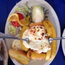 Restaurante Los Barcos Mariscos - Piña rellena de camarones con queso fundido. Delicia!