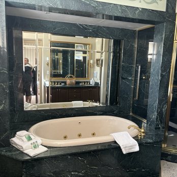 General Morgan Inn - Presidential suite bathroom - Hotels Near Me - Greeneville, Tennessee