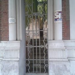 Radio Si Fm 98.9 - La fachada del edificio, es solo una puerta, nadie se imagina que desde allí se transmite esta emisoria