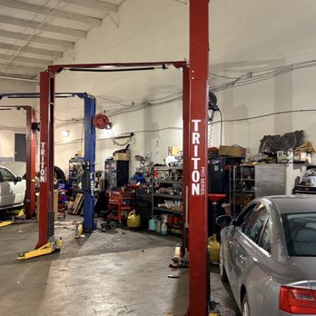 Willie Auto Repair - Inside the shop. - Auto Repair Near Me - Sterling, Virginia Willie Auto Repair - Inside the shop. - Auto Repair Near Me - Sterling, Virginia