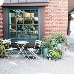 Boards & Beez - Limited indoor and outdoor seating for lunch.