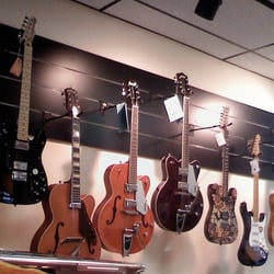 Danny's Guitar Shop - Look! Hollow bodies!!