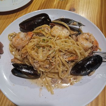 Mudbugs Cajun Icehouse - Look close... 2 clams each, 1.5 shrimp... THE REST WAS FREAKIN' NOODLES!!! THIS WAS $21.99. WHAT A RIP OFF! LOOK AT THE SMALL SERVING... - Cajun/Creole Near Me - Corpus Christi, Texas