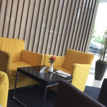 Holiday Inn Express City Centre West - Another lobby photo of the lounging area. Nice view of street for people watching. - Hotels Near Me - Berlin, BE