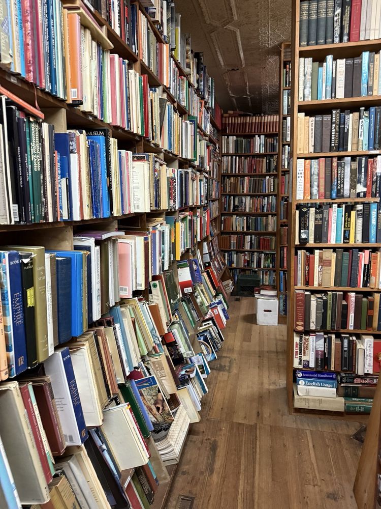 Parnassus Book Service Logo