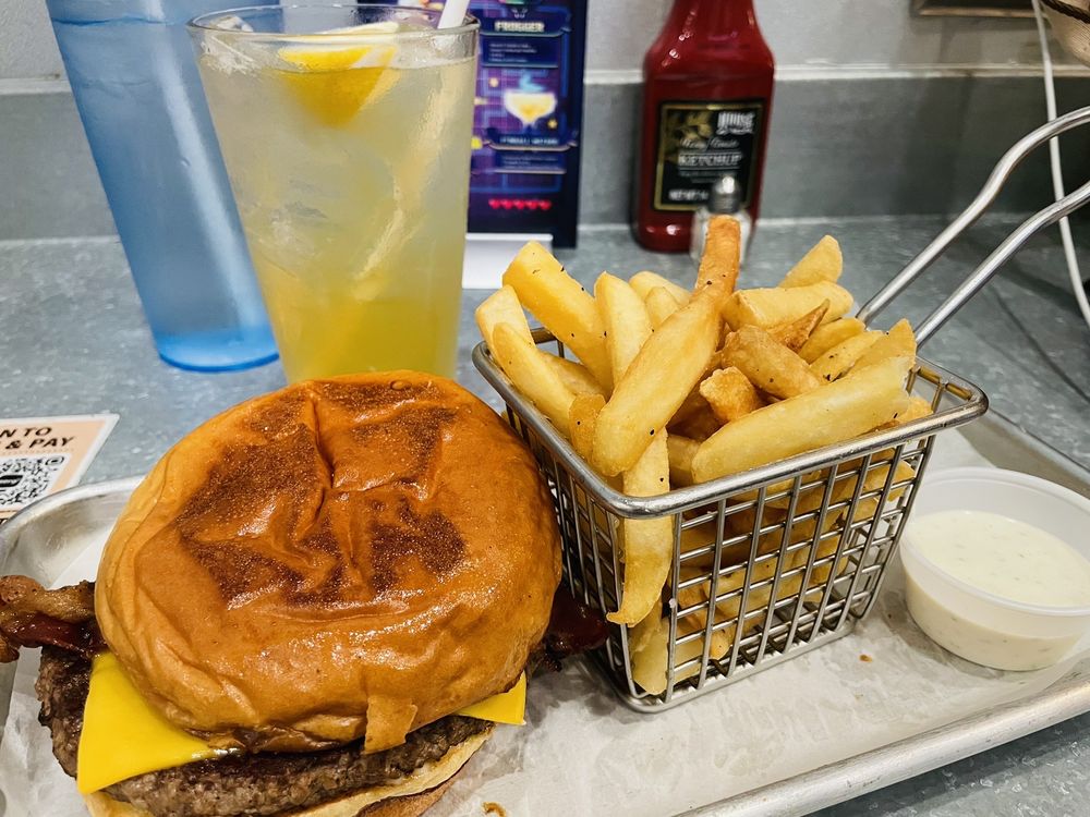 FIRST QUARTER BAR & GRILL Updated October 2024 13 Photos & 28