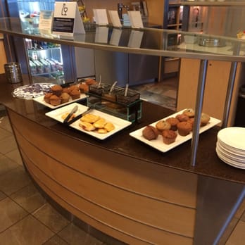 Maple Leaf Lounge - Breakfast bar - Airport Lounges Near Me - Edmonton, Alberta Maple Leaf Lounge - Breakfast bar - Airport Lounges Near Me - Edmonton, Alberta