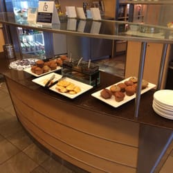 Maple Leaf Lounge - Breakfast bar