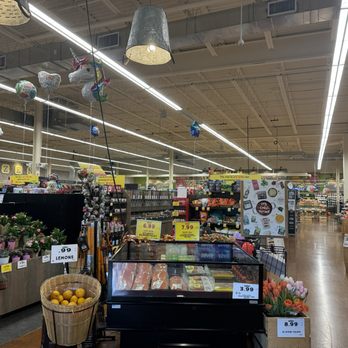 Fresh Thyme Market - Inside - Farmers Market Near Me - Columbus, Ohio